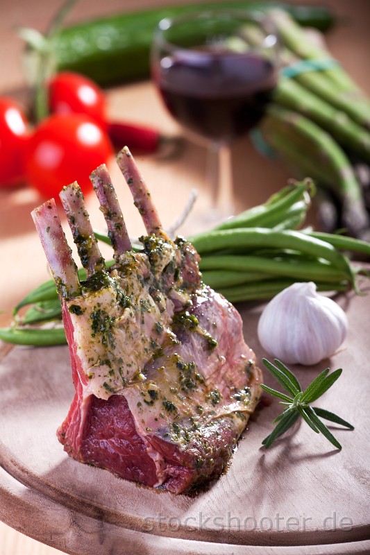 _MG_4562_lammraw.jpg - closeup of raw lamb chops