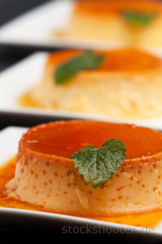 _MG_7429_cremecaramel.jpg - Creme Caramel auf quadratischen Tellern